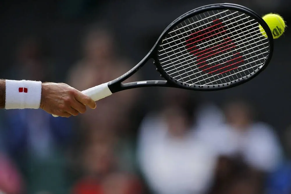 Raqueta de tenis con cuerdas tensadas